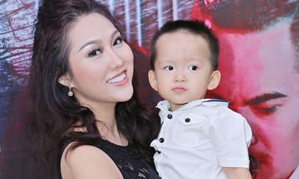 Con trai Phi Thanh Vân trở thành tâm điểm chú ý khi cùng mẹ đi sự kiện