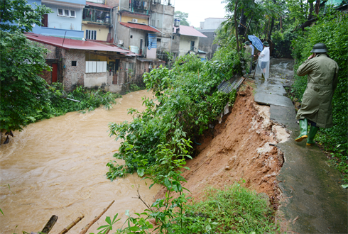 du bao thoi tiet hom nay (15.8): mien bac mua lon, mien trung nang nong dien rong hinh anh 1