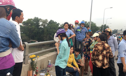 Cô gái ngây dại đứng nhìn người yêu gieo mình xuống sông Sài Gòn tự tử