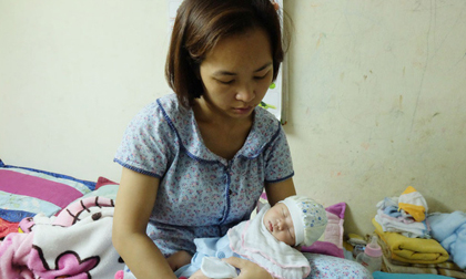 Bé gái hơn 10 ngày tuổi bị bỏ rơi ở Hà Nội và lá thư đẫm nước mắt của người mẹ