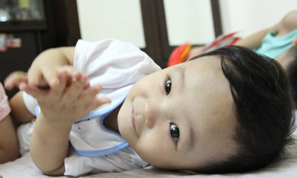 Hình ảnh mới nhất của bé trai 14 tháng tuổi bị bạo hành, bỏ rơi ở bệnh viện sau 5 ngày về nhà