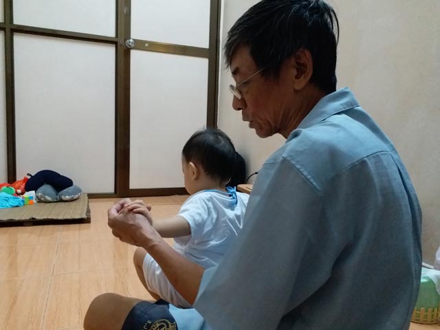 hinh anh moi nhat cua be trai 14 thang tuoi bi bao hanh, bo roi o benh vien sau 5 ngay ve nha - 5