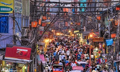 Tùy tiện quăng tã bẩn của con xuống đất, người mẹ trẻ bị điện giật chết thảm thương