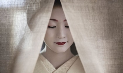 Cuộc sống bí ẩn của các thiếu nữ khổ luyện thành geisha