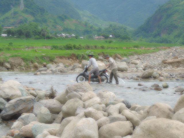 Đường vào xã Nặm Păm di chuyển khó khăn. Ảnh: Ngọc Thi