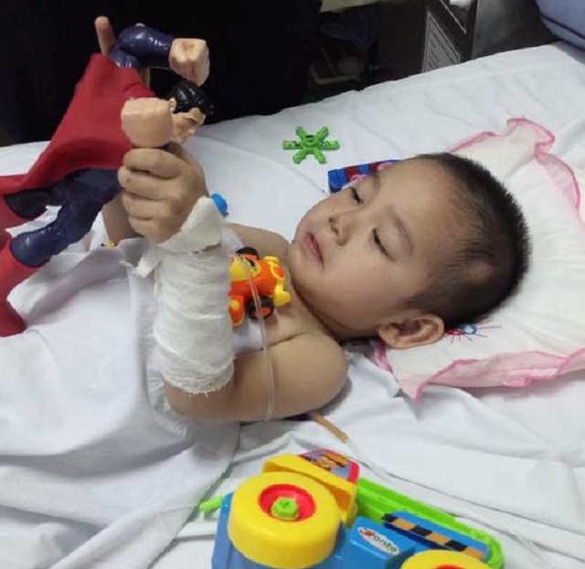 nu cuoi tro lai voi cau be 4 tuoi mat 2 chan sau vu sat lo dat kinh hoang o son la - 2