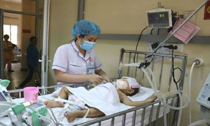 Bố mẹ không để ý, bé trai 18 tháng tuổi nguy kịch vì ngã úp mặt vào bể cá cảnh đặt trong nhà