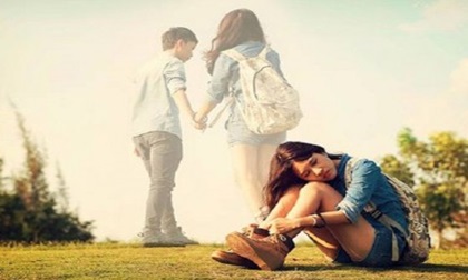 Yêu nhau 7 năm, cô gái chết lặng khi phát hiện người yêu đi “công tác“ cùng cô bạn thân