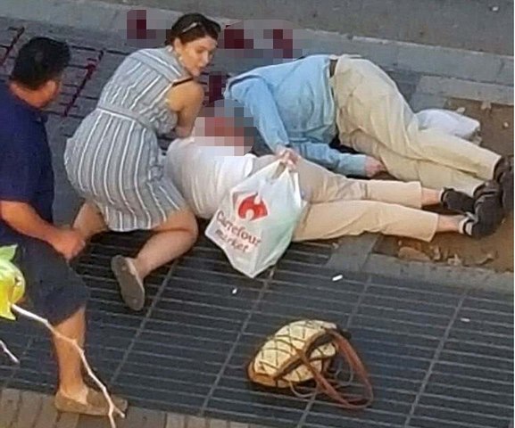 Xe tải khủng bố lao lên vỉa hè, đâm hàng trăm người ở Tây Ban Nha - Ảnh 2. Xe tải khủng bố lao lên vỉa hè, đâm hàng trăm người ở Tây Ban Nha - Ảnh 2.