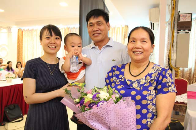 ky tich: co giao ve huu sinh con o tuoi 60, nuoi con hoan toan bang sua me - 3