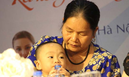 Kỳ tích: Cô giáo về hưu sinh con ở tuổi 60, nuôi con hoàn toàn bằng sữa mẹ