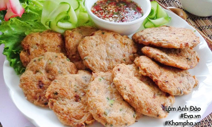 Cách làm chả cá dai ngon, chấm cùng mắm tỏi tốn cơm vô cùng