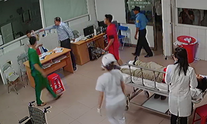 Người đàn ông xông vào bệnh viện chửi bới, đấm liên tiếp nữ bác sỹ
