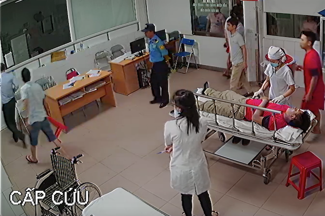 Người đàn ông xông vào bệnh viện chửi bới, đấm liên tiếp nữ bác sỹ - Ảnh 5. Người đàn ông xông vào bệnh viện chửi bới, đấm liên tiếp nữ bác sỹ - Ảnh 5.