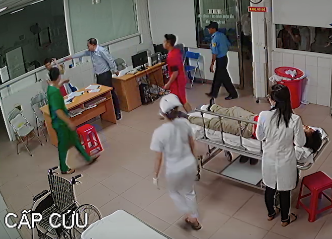 Người đàn ông xông vào bệnh viện chửi bới, đấm liên tiếp nữ bác sỹ - Ảnh 3. Người đàn ông xông vào bệnh viện chửi bới, đấm liên tiếp nữ bác sỹ - Ảnh 3.