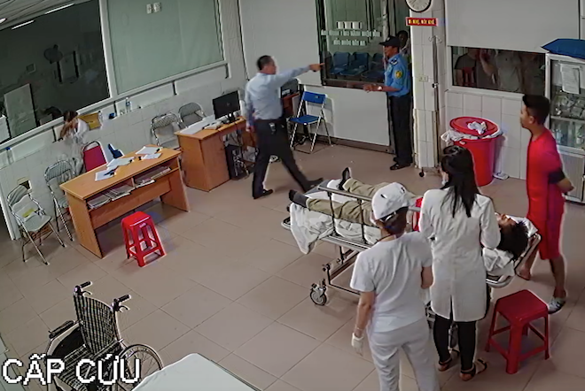 Người đàn ông xông vào bệnh viện chửi bới, đấm liên tiếp nữ bác sỹ - Ảnh 4. Người đàn ông xông vào bệnh viện chửi bới, đấm liên tiếp nữ bác sỹ - Ảnh 4.