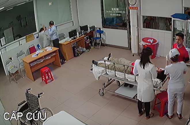 Người đàn ông xông vào bệnh viện chửi bới, đấm liên tiếp nữ bác sỹ - Ảnh 2. Người đàn ông xông vào bệnh viện chửi bới, đấm liên tiếp nữ bác sỹ - Ảnh 2.