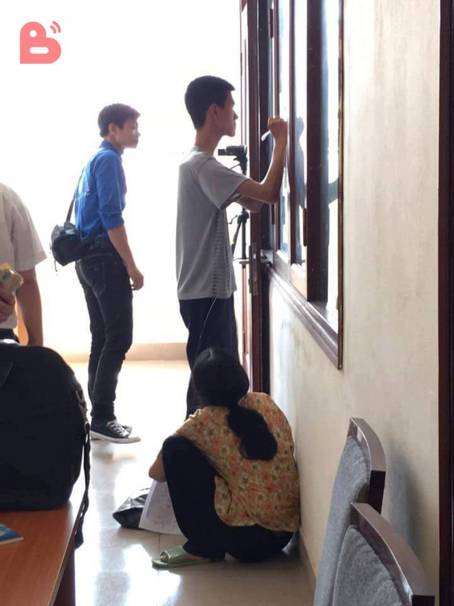 Người mẹ cầm nón rách đợi con trai nhập học và câu chuyện khiến bao người rơi nước mắt - Ảnh 1. Người mẹ cầm nón rách đợi con trai nhập học và câu chuyện khiến bao người rơi nước mắt - Ảnh 1.