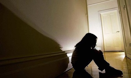 Đọc nhật ký của con gái 12 tuổi, mẹ chết lặng phát hiện ra sự thật động trời về người tình