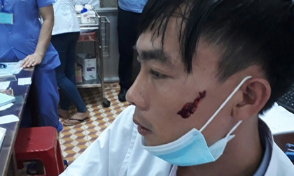 Điều dưỡng bị người nhà bệnh nhân cầm dao rượt, đấm rách mặt