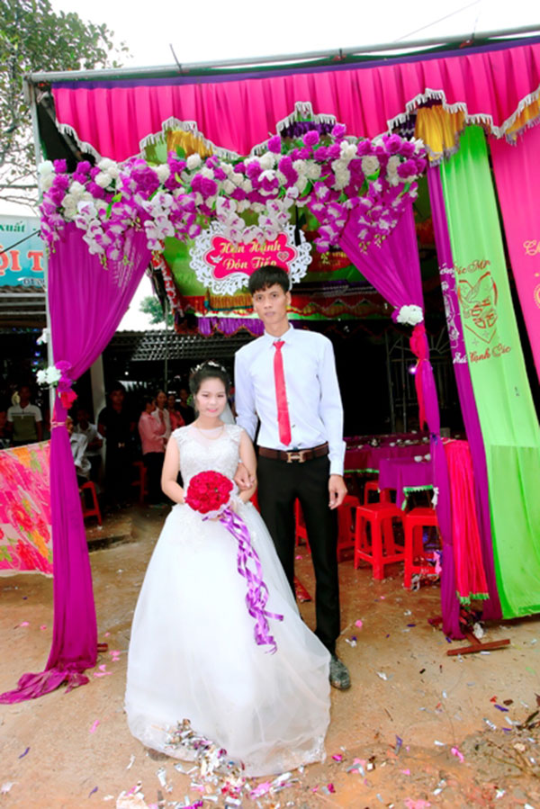 co dau 1,39m muon hon chu re 1,83m phai dung len ghe - 1