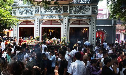 Mùng 1 tháng cô hồn, chen nhau dâng lễ ở Phủ Tây Hồ