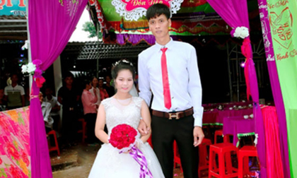 Cô dâu 1,39m muốn hôn chú rể 1,83m phải đứng lên ghế