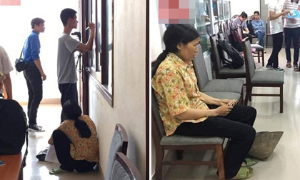 Người mẹ cầm nón rách đợi con trai nhập học và câu chuyện khiến bao người rơi nước mắt