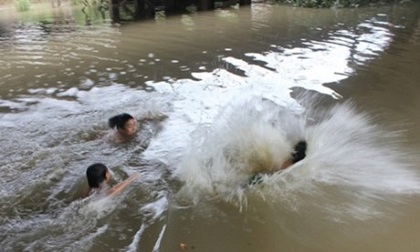 Tắm hố sâu, 3 em nhỏ chết đuối trước ngày nhập học