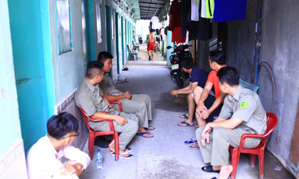 Cô gái bê bết máu bò ra ngoài kêu cứu sau khi bạn trai tới phòng