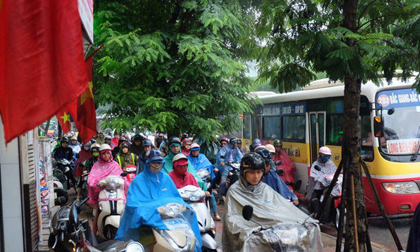 Chùm ảnh: Ảnh hưởng của bão số 6, người dân Thủ đô chật vật trong cơn mưa sáng sớm