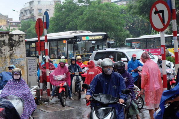 Chùm ảnh: Ảnh hưởng của bão số 6, người dân Thủ đô chật vật trong cơn mưa sáng sớm - Ảnh 4.