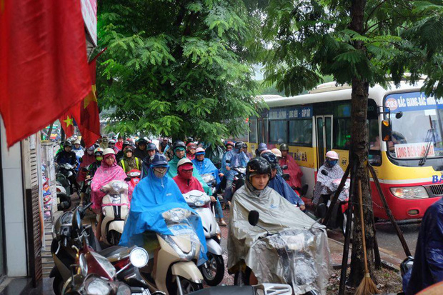 Chùm ảnh: Ảnh hưởng của bão số 6, người dân Thủ đô chật vật trong cơn mưa sáng sớm - Ảnh 5.
