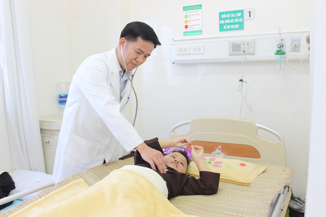 Xót xa bé gái 4 tuổi bị bỏ rơi trước cổng chùa lúc mới sinh mang dị tật khớp háng hiếm gặp - Ảnh 4. Xót xa bé gái 4 tuổi bị bỏ rơi trước cổng chùa lúc mới sinh mang dị tật khớp háng hiếm gặp - Ảnh 4.