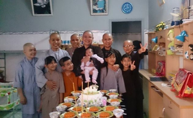 Xót xa bé gái 4 tuổi bị bỏ rơi trước cổng chùa lúc mới sinh mang dị tật khớp háng hiếm gặp - Ảnh 3. Xót xa bé gái 4 tuổi bị bỏ rơi trước cổng chùa lúc mới sinh mang dị tật khớp háng hiếm gặp - Ảnh 3.