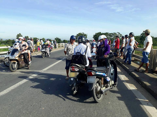 2 vo chong cung nhay cau tu tu, chong boi duoc vao bo, vo chet duoi - 1