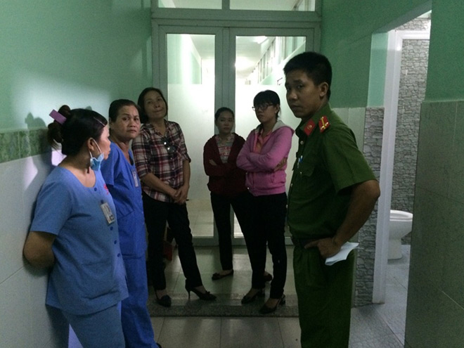 de trong nha ve sinh benh vien, nguoi phu nu bo con vao thung rac - 2