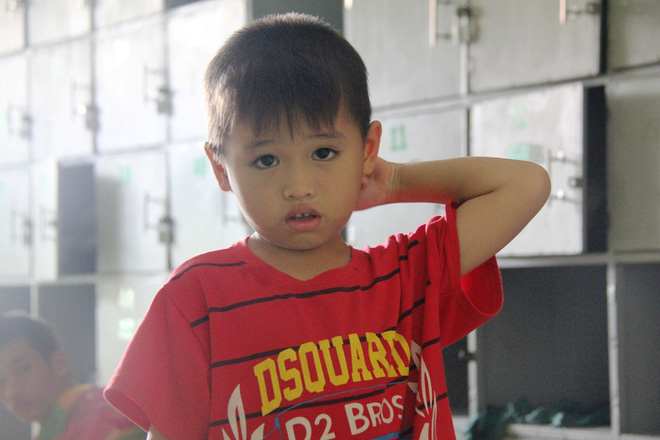 Hai bé trai 4 và 5 tuổi nghi bị mẹ bỏ rơi dưới chân cầu: Nửa đêm tỉnh giấc khóc đòi mẹ - Ảnh 2. Hai bé trai 4 và 5 tuổi nghi bị mẹ bỏ rơi dưới chân cầu: Nửa đêm tỉnh giấc khóc đòi mẹ - Ảnh 2.