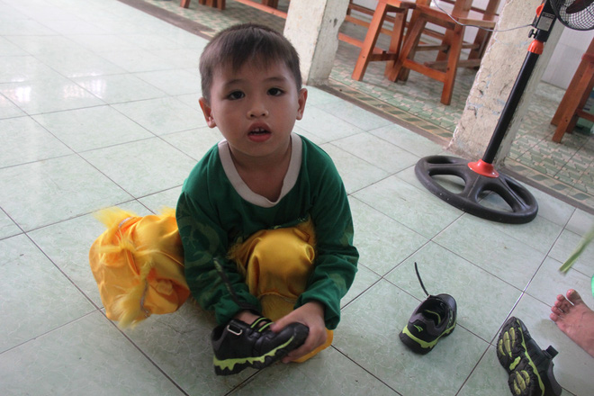 Hai bé trai 4 và 5 tuổi nghi bị mẹ bỏ rơi dưới chân cầu: Nửa đêm tỉnh giấc khóc đòi mẹ - Ảnh 9. Hai bé trai 4 và 5 tuổi nghi bị mẹ bỏ rơi dưới chân cầu: Nửa đêm tỉnh giấc khóc đòi mẹ - Ảnh 9.