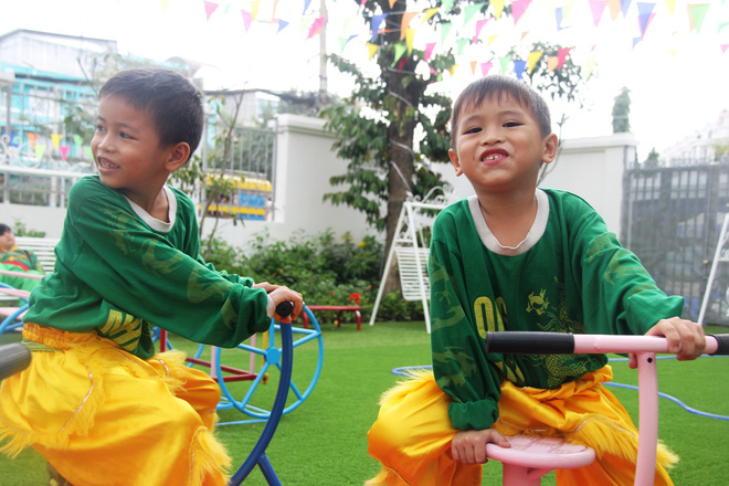 Hai bé trai 4 và 5 tuổi nghi bị mẹ bỏ rơi dưới chân cầu: Nửa đêm tỉnh giấc khóc đòi mẹ - Ảnh 11. Hai bé trai 4 và 5 tuổi nghi bị mẹ bỏ rơi dưới chân cầu: Nửa đêm tỉnh giấc khóc đòi mẹ - Ảnh 11.