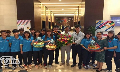 Mang cúp vàng về nhà, tuyển nữ Việt Nam vẫn giản dị và đáng yêu quá đỗi như thế này