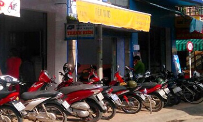Giữa trưa, cầm dao mổ heo đi cướp tiệm vàng