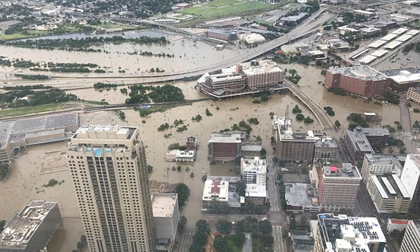 'Trận lụt thảm khốc trong lịch sử': Người dân Texas điêu đứng nhìn biển nước mênh mông sau siêu bão Harvey