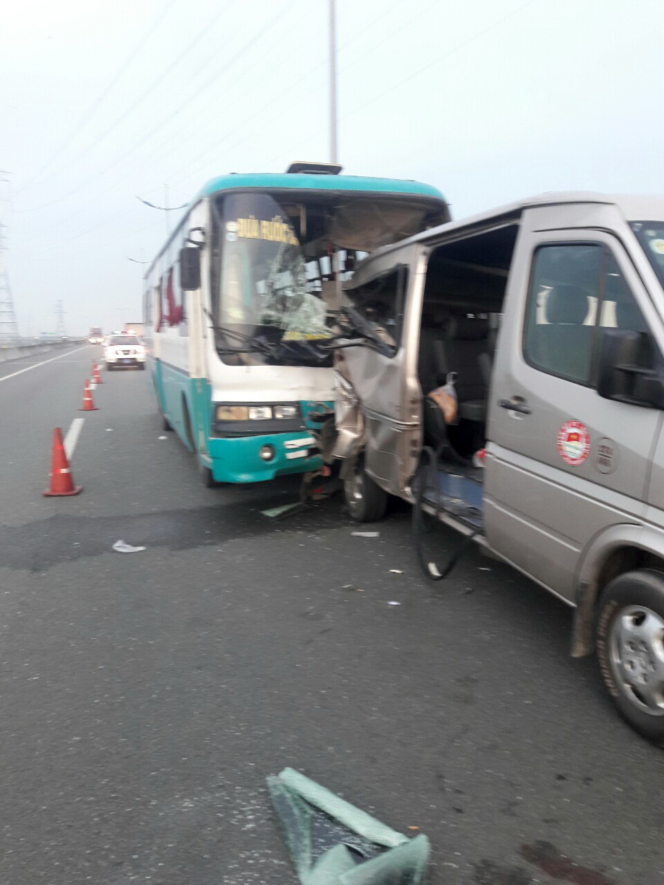 tong xe tren cao toc tp.hcm-trung luong, 7 nguoi chet va bi thuong hinh anh 1