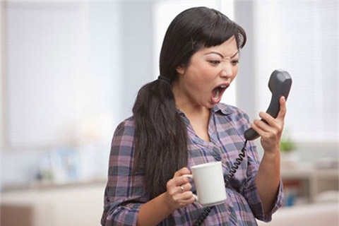 Tôi gọi điện mà chồng tôi không nghe máy thì tôi sẽ lập tức gọi ngay đến máy bàn, gọi cho đồng nghiệp thậm chí gọi cho cả sếp của chồng...Ảnh minh họa