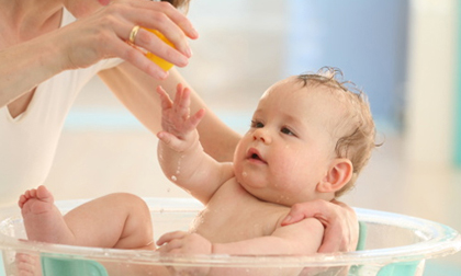 Tắm cho con thời điểm này không khác gì dìm con xuống bể, bé có thể đột quỵ, thậm chí dẫn đến tử vong