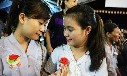 Vì sao trong lễ Vu Lan bạn không thể thiếu bông hồng cài trên áo?