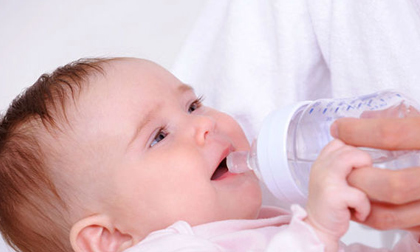 Nuôi con kiểu này cả năm bé ốm đau bệnh tật, mãi chẳng lớn lên được mà mẹ không hay biết
