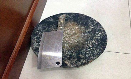 Chết khiếp vì dao thớt, tã bỉm rơi từ tầng cao chung cư xuống đất