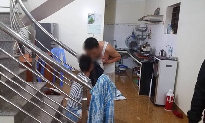 Phá cửa vào nhà, người vợ chết đứng khi thấy chồng và nhân tình trong phòng ngủ